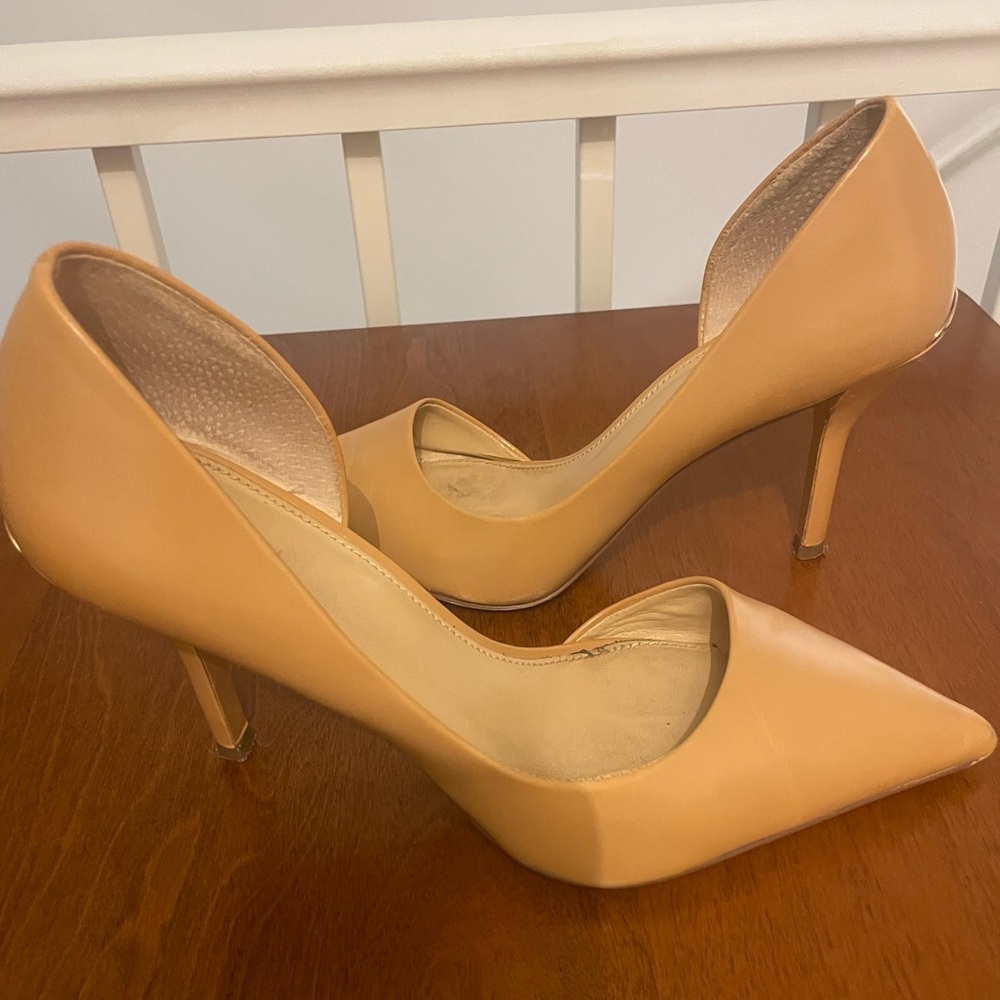 Michael Kors Nude D’Orsay Pump! Smart sexy shoe! Staple in your wardrobe!